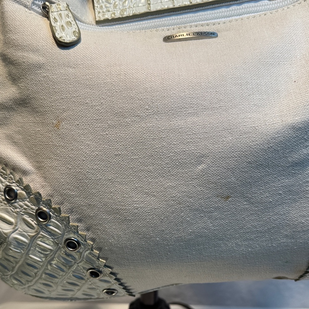 Elegant White Crocodile-Embossed Shoulder Bag - Picture 4 of 14
